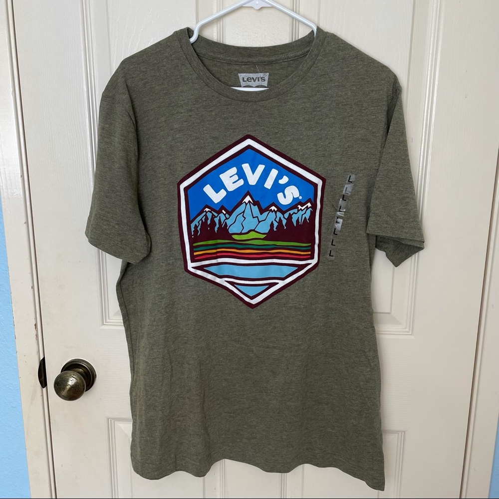 Levi’s Men’s T-Shirt with Mountain Logo, Size Large